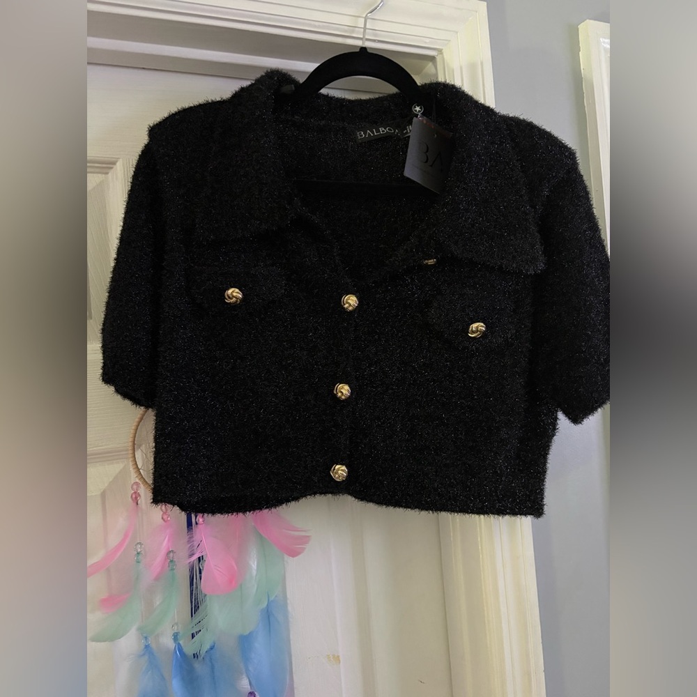 BALBOA LANE Black Short-Sleeve Cropped Button-Up Top